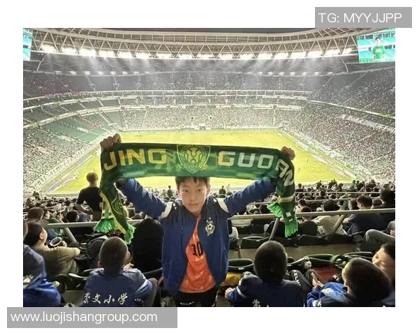 新闻记者与足球明星的精彩碰撞揭示体育背后的故事与真相